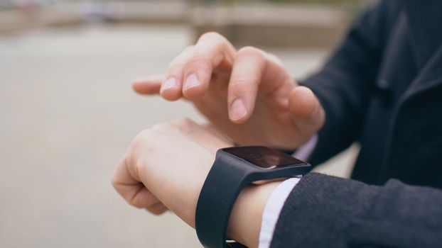 Smartband vs Smartwatch: How to Choose? 2024 Comparison Guide
